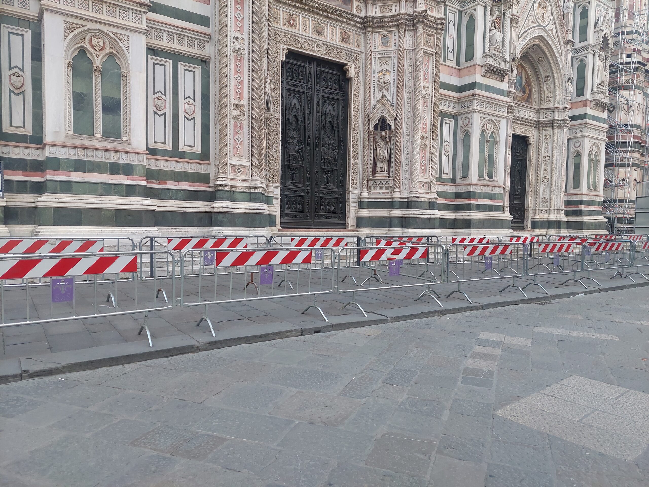 fiorentina crystal palace transenne per proteggere battistero duomo biancone e loggia de8217 lanzi dagli inglesi da Firenzepost.it fiorentina crystal palace transenne per proteggere battistero duomo biancone e loggia de8217 lanzi dagli inglesi