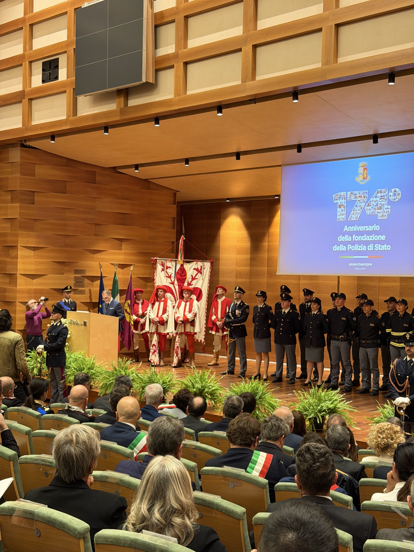 festa della polizia cerimonia anche a firenze per i 174 anni riconoscimento speciale all8217agente rocky dell8217unit224 cinofila da Firenzepost.it festa della polizia cerimonia anche a firenze per i 174 anni riconoscimento speciale all8217agente rocky dell8217unit224 cinofila