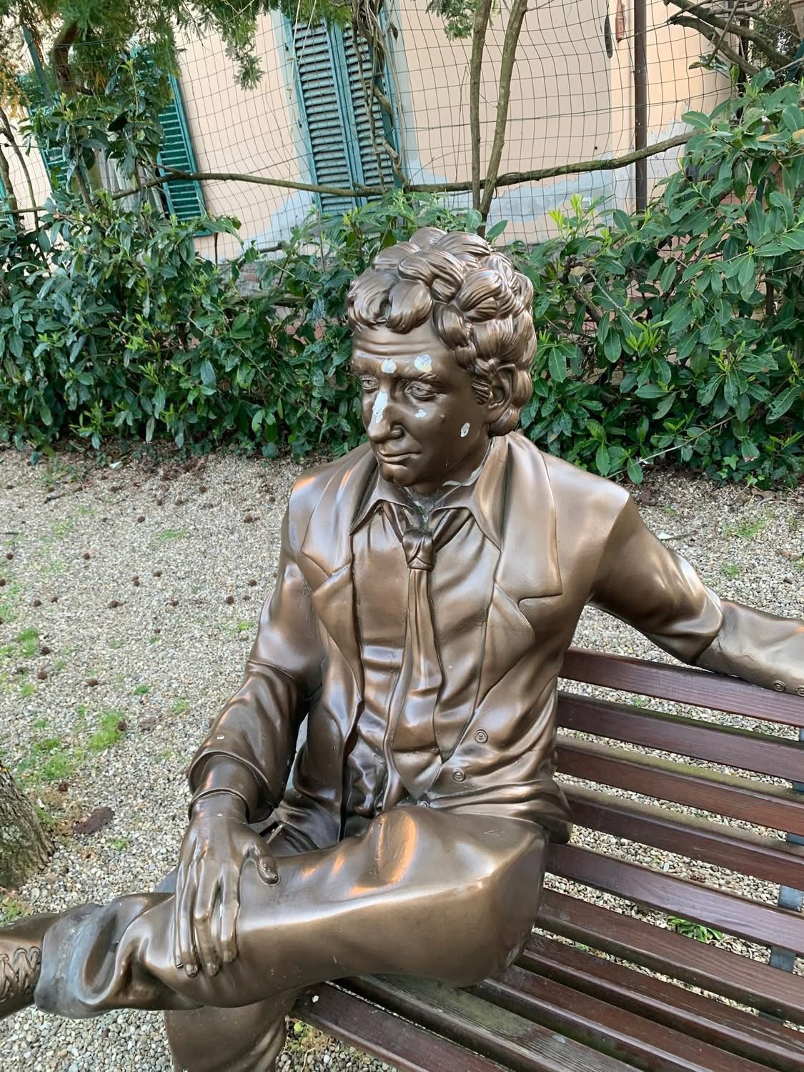 arezzo vandalizzata statua di francesco nuti volto sfregiato con proiettili manetti gesto inaccettabile da Firenzepost.it arezzo vandalizzata statua di francesco nuti volto sfregiato con proiettili manetti gesto inaccettabile