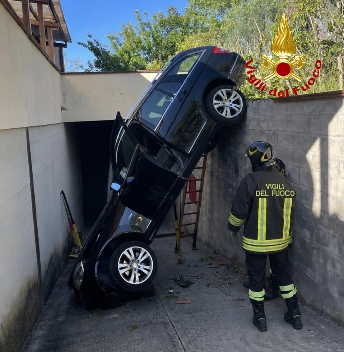 siena auto precipita nella rampa di accesso ai garage conducente ferito da Firenzepost.it siena auto precipita nella rampa di accesso ai garage conducente ferito