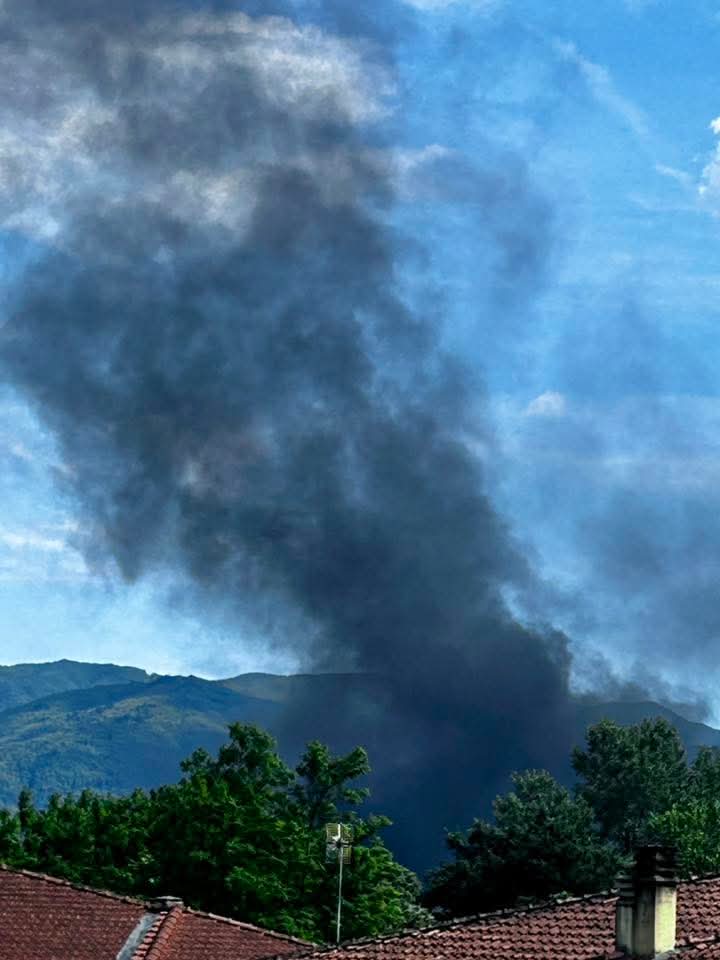 incendio all8217impruneta alta colonna di fumo sull8217autostrada a1 le fiamme divorano la collina sopra la galleria da Firenzepost.it incendio all8217impruneta alta colonna di fumo sull8217autostrada a1 le fiamme divorano la collina sopra la galleria