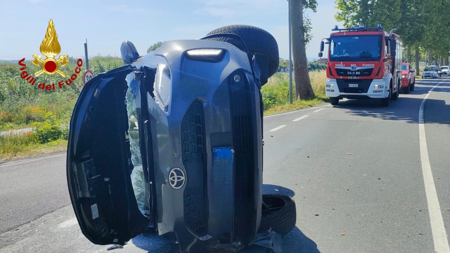Pisa: auto finisce contro un albero a Fornacette e si ribalta ...