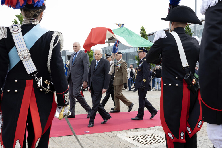 firenze scuola marescialli mattarella consegna alamaro al primo classificato del corso dopo il giuramento da Firenzepost.it firenze scuola marescialli mattarella consegna alamaro al primo classificato del corso dopo il giuramento