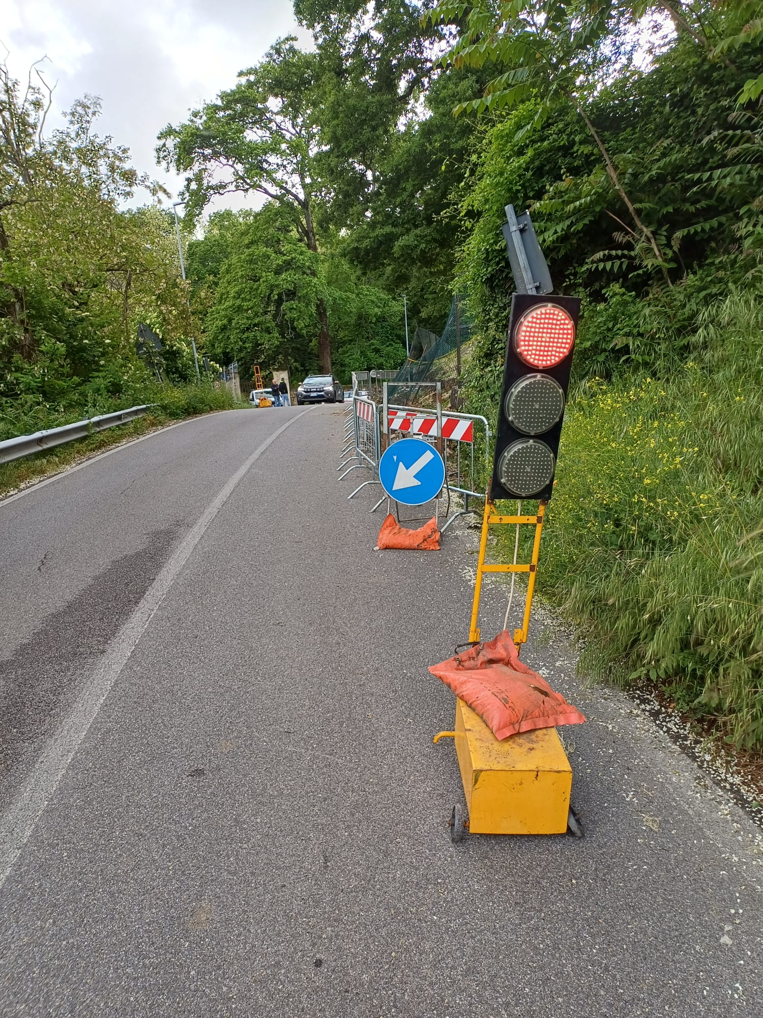 vaglia crolla muretto senso unico alternato sulla sp 102 a pratolino da Firenzepost.it vaglia crolla muretto senso unico alternato sulla sp 102 a pratolino