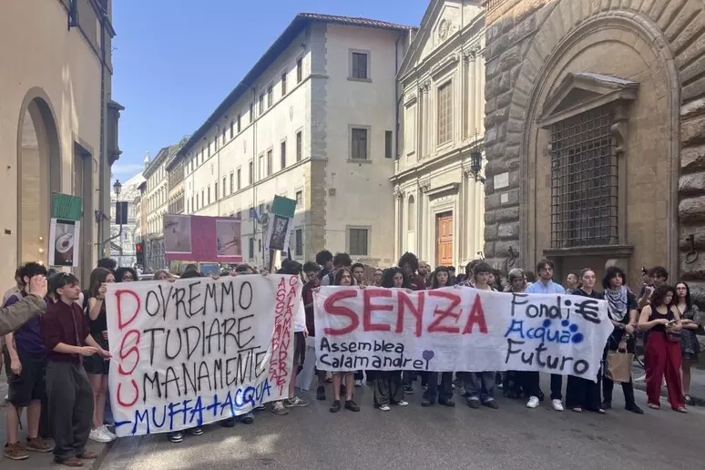 firenze studentato senz8217acqua protesta degli universitari davanti al consiglio regionale situazione insostenibile da Firenzepost.it firenze studentato senz8217acqua protesta degli universitari davanti al consiglio regionale situazione insostenibile