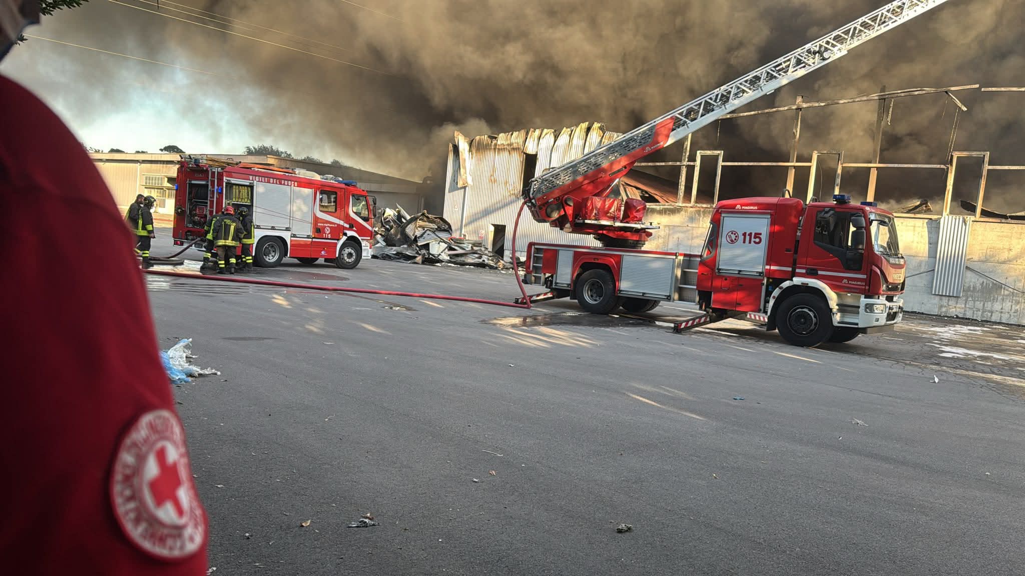 prato pauroso incendio nella zona industriale due capannoni avvolti dalle fiamme evacuate alcune aziende da Firenzepost.it prato pauroso incendio nella zona industriale due capannoni avvolti dalle fiamme evacuate alcune aziende