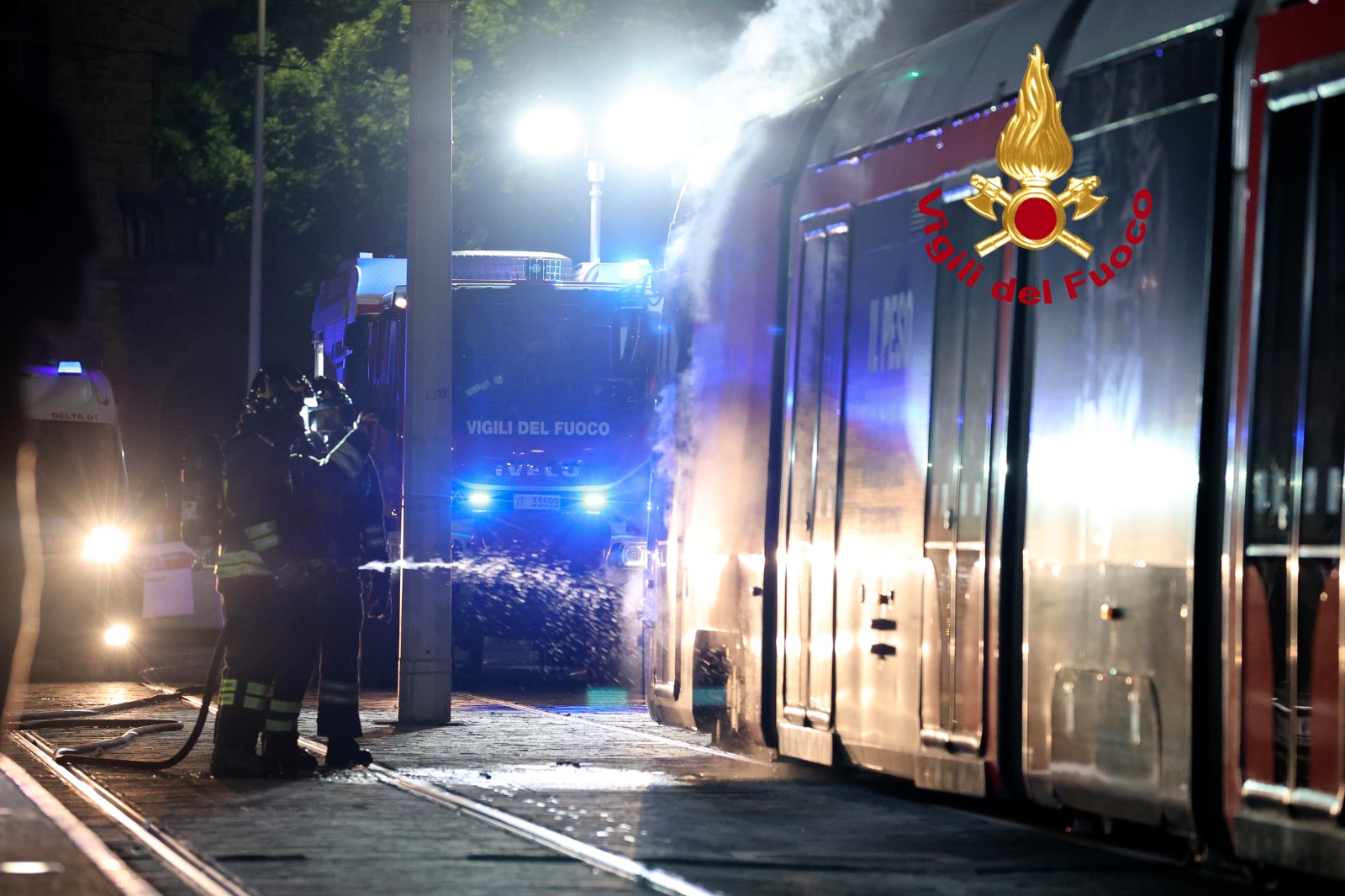 tramvia firenze incendio ai freni nella notte servizio bloccato in piazza paolo uccello da Firenzepost.it tramvia firenze incendio ai freni nella notte servizio bloccato in piazza paolo uccello