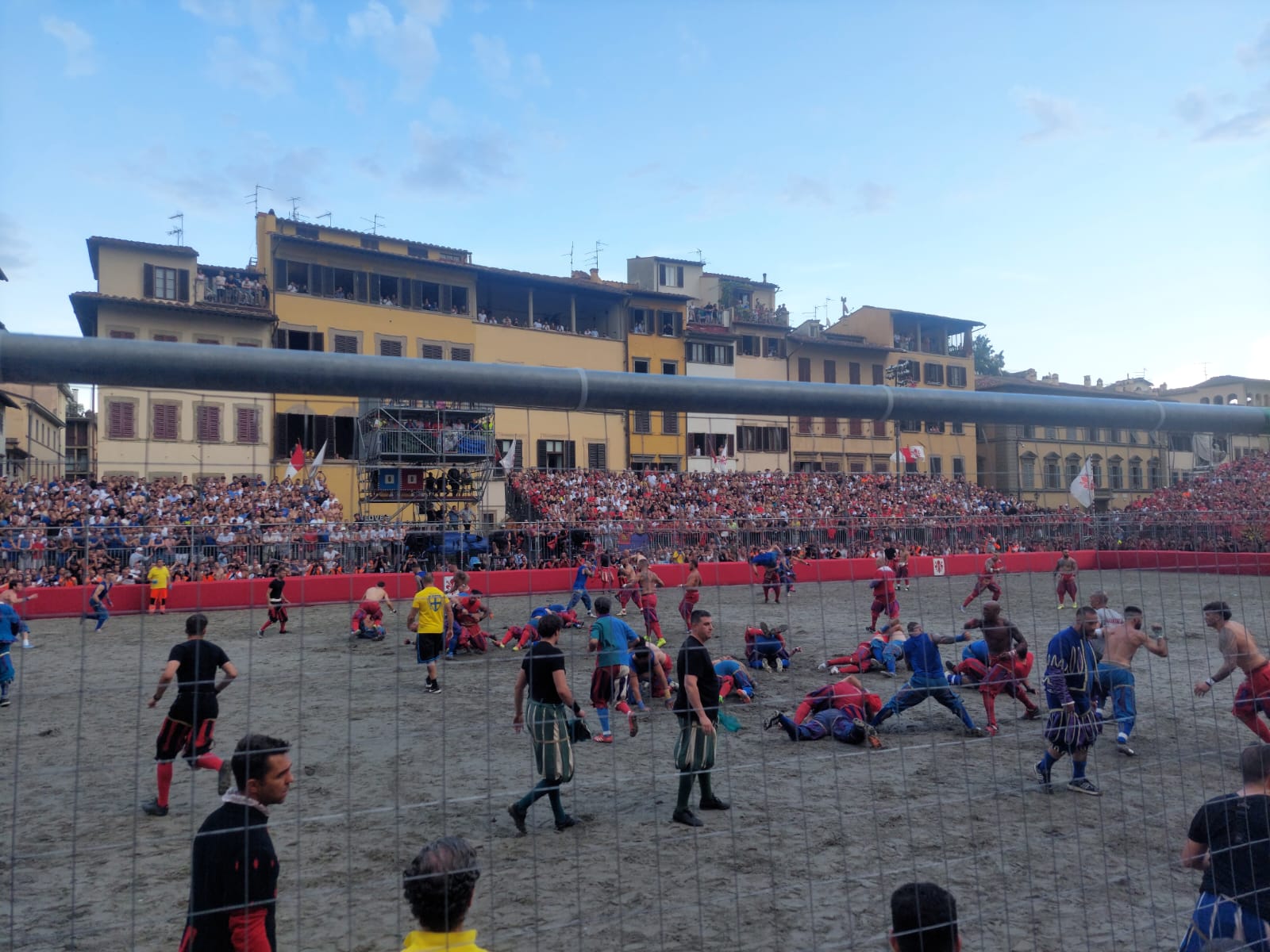 calcio storico 2026 azzurri di nuovo campioni battuti i rossi 19 18 onore a tutti i calcianti ma regolamento assurdo da Firenzepost.it calcio storico 2026 azzurri di nuovo campioni battuti i rossi 19 18 onore a tutti i calcianti ma regolamento assurdo