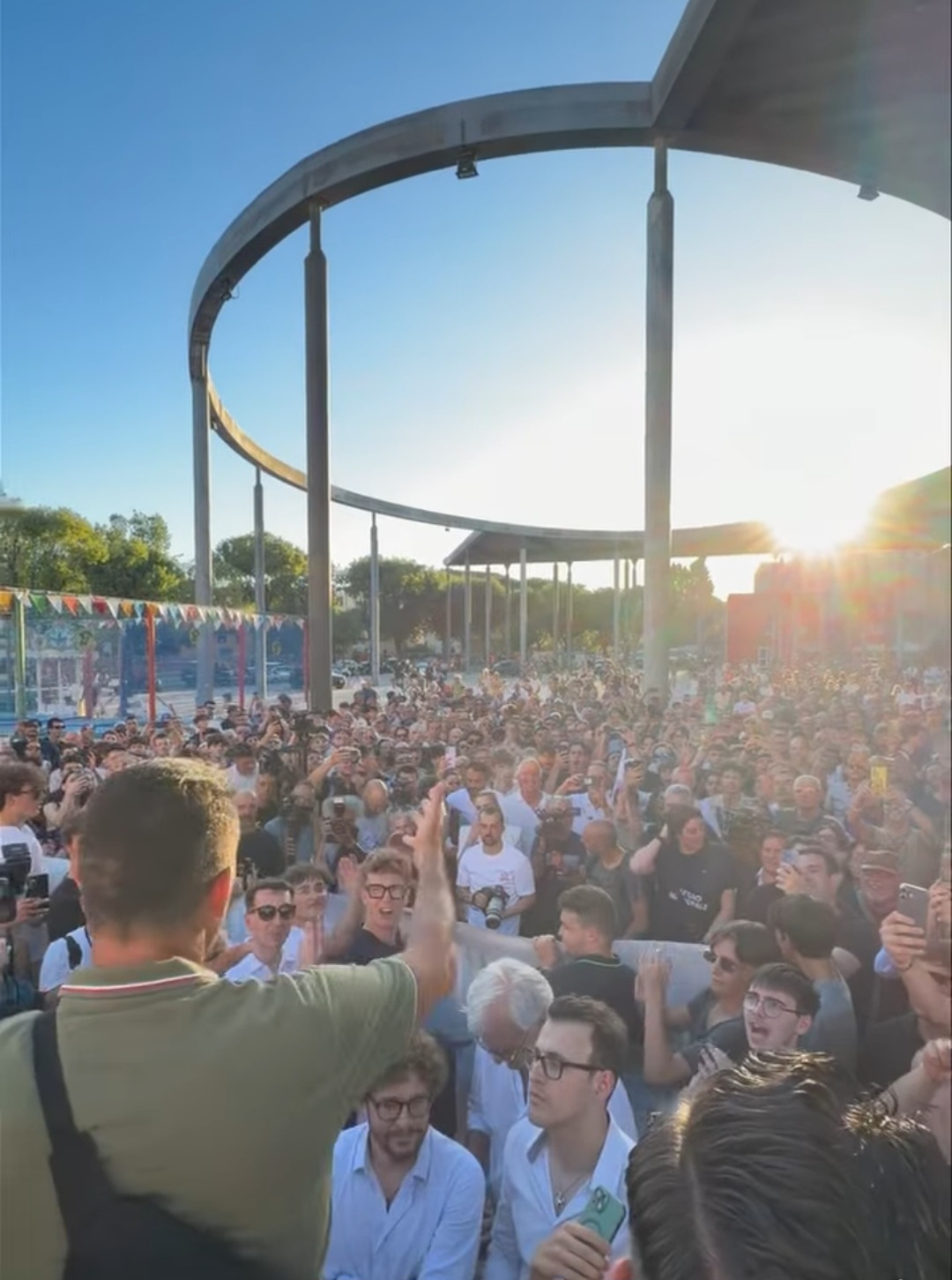 firenze passeggiata di vannacci tutto secondo i piani e difende la meloni in 5 mila al corteo di gavinana partigiana da Firenzepost.it firenze passeggiata di vannacci tutto secondo i piani e difende la meloni in 5 mila al corteo di gavinana partigiana