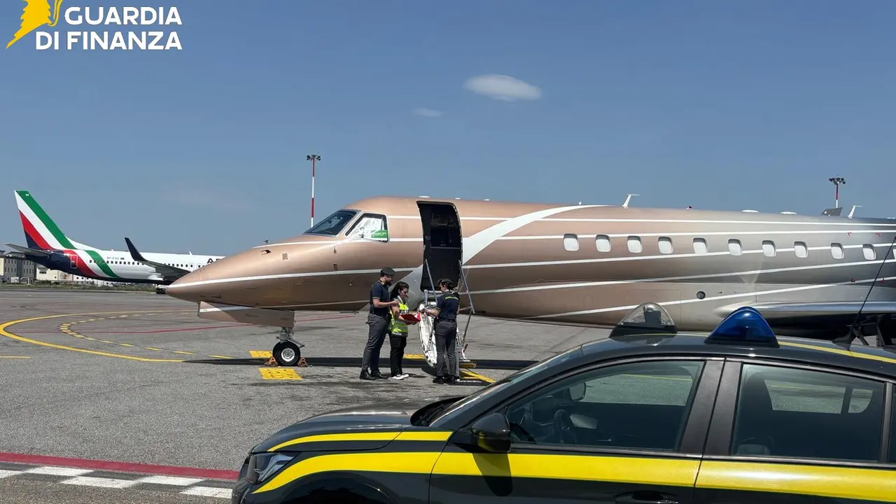 jet privati a firenze scoperta maxi evasione fiscale all8217aeroporto oltre 4 milioni di euro da Firenzepost.it jet privati a firenze scoperta maxi evasione fiscale all8217aeroporto oltre 4 milioni di euro