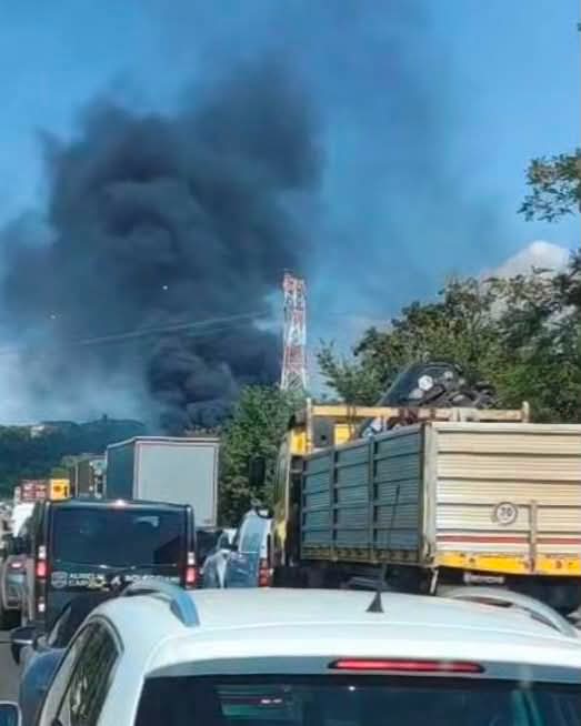 incendio vicino alla fipili tratto chiuso fra empoli e montelupo alta colonna di fumo nero da Firenzepost.it incendio vicino alla fipili tratto chiuso fra empoli e montelupo alta colonna di fumo nero