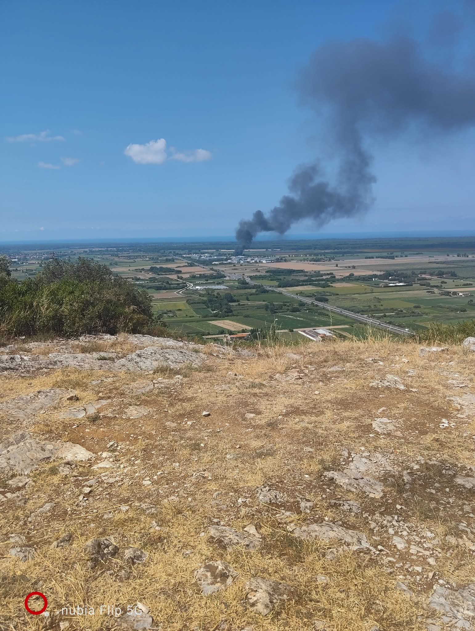 incendio a migliarino fiamme in azienda di rifiuti alta colonna di fumo nero visibile da chilometri da Firenzepost.it incendio a migliarino fiamme in azienda di rifiuti alta colonna di fumo nero visibile da chilometri