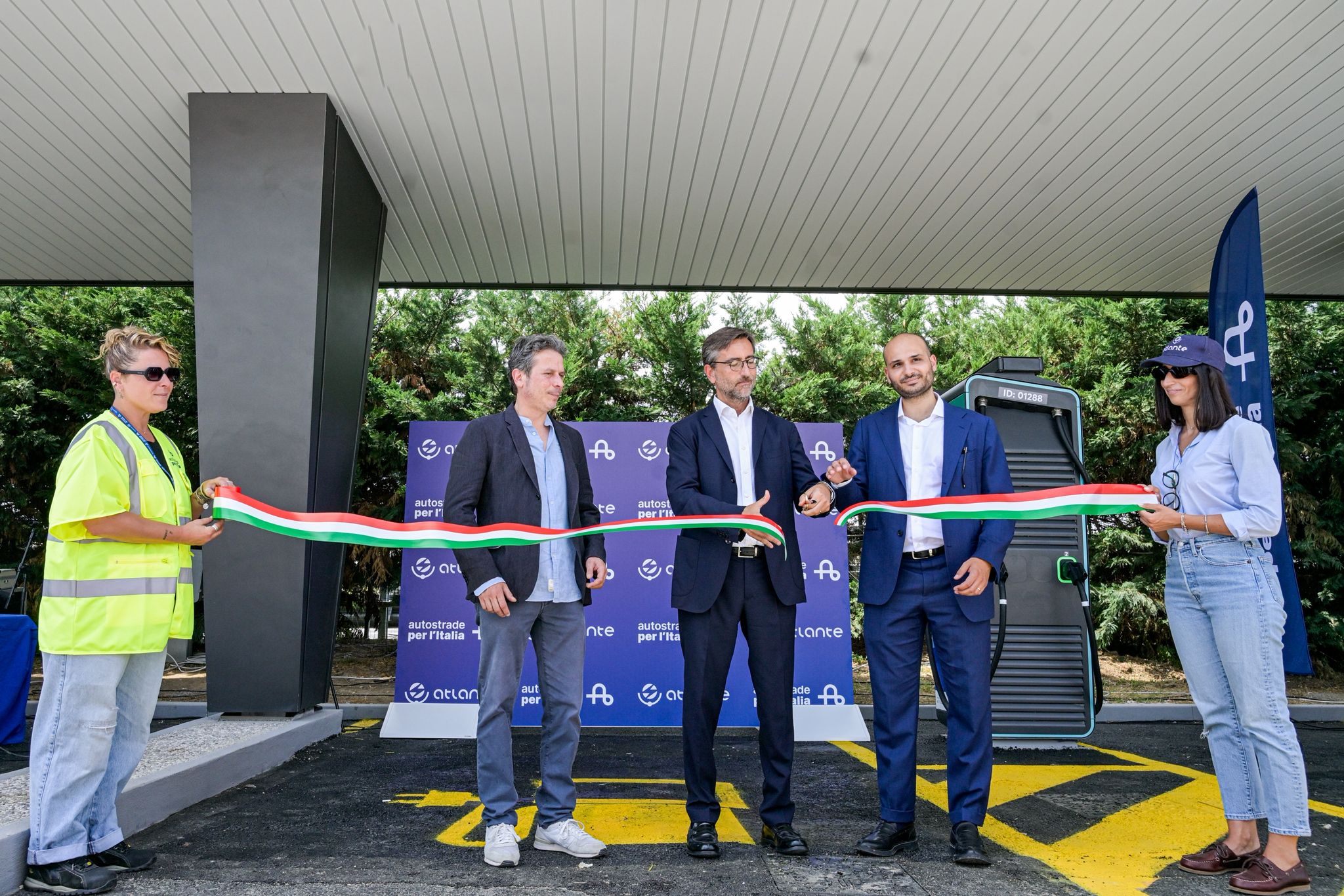 autostrade per l8217italia 82 nuovi impianti di ricarica elettrica l8217inaugurazione della nuova stazione a montepulciano est da Firenzepost.it autostrade per l8217italia 82 nuovi impianti di ricarica elettrica l8217inaugurazione della nuova stazione a montepulciano est