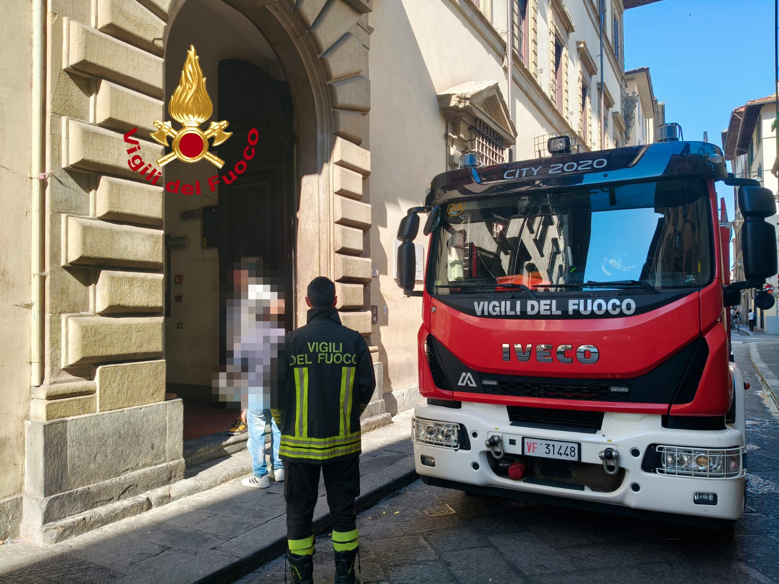 incendio all8217istituto machiavelli in via santo spirito in fiamme arredi degli uffici a rischio alcuni affreschi foto da Firenzepost.it incendio all8217istituto machiavelli in via santo spirito in fiamme arredi degli uffici a rischio alcuni affreschi foto