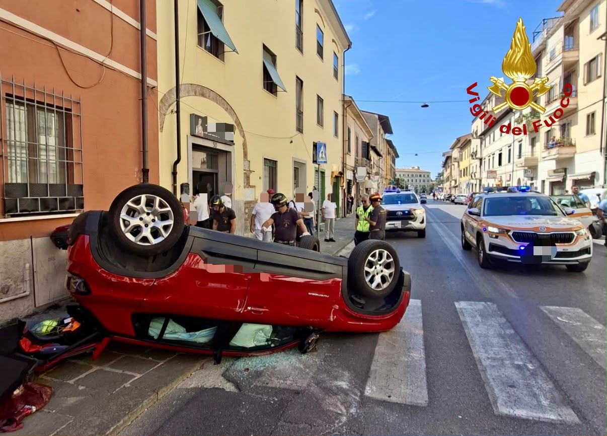 pisa auto si ribalta in via cattaneo conducente soccorso dai vigili del fuoco da Firenzepost.it pisa auto si ribalta in via cattaneo conducente soccorso dai vigili del fuoco