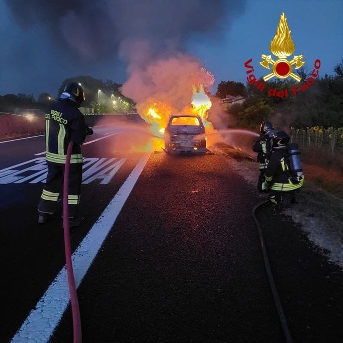 autostrada a11 auto in fiamme all8217uscita di lucca ovest tratto chiuso e riaperto per firenze da Firenzepost.it autostrada a11 auto in fiamme all8217uscita di lucca ovest tratto chiuso e riaperto per firenze