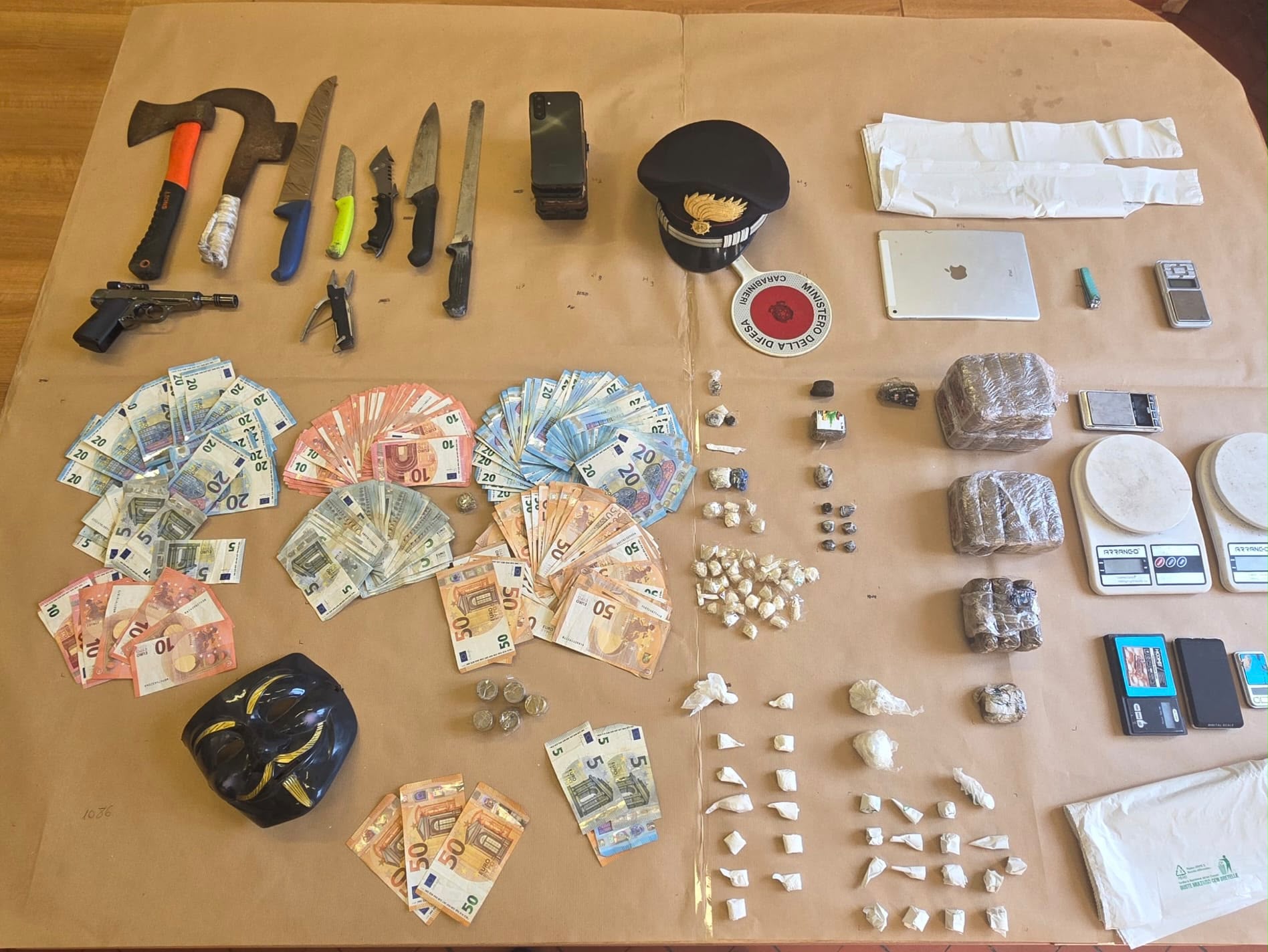 fucecchio blitz antidroga alle cerbaie 8 arresti sequestrati 3 chili di hashish e cocaina da Firenzepost.it fucecchio blitz antidroga alle cerbaie 8 arresti sequestrati 3 chili di hashish e cocaina