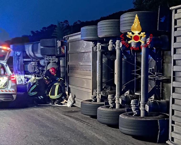 san piero a sieve tir carico di frutta si ribalta alla luna paura per sversamento di gasolio da Firenzepost.it san piero a sieve tir carico di frutta si ribalta alla luna paura per sversamento di gasolio
