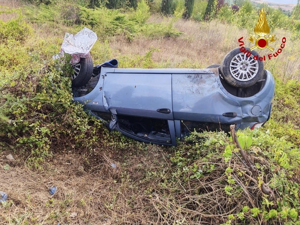 siena auto finisce fuori strada e si ribalta al renaccio conducente incastrato liberato dai vigili del fuoco da Firenzepost.it siena auto finisce fuori strada e si ribalta al renaccio conducente incastrato liberato dai vigili del fuoco