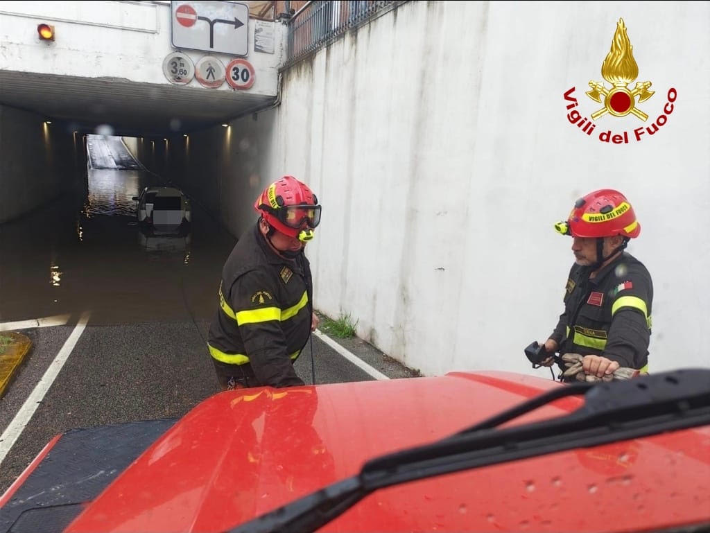 maltempo automobilista salvato dai vigili del fuoco a sinalunga era rimasto bloccato in un sottopasso da Firenzepost.it maltempo automobilista salvato dai vigili del fuoco a sinalunga era rimasto bloccato in un sottopasso