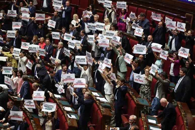 legge elettorale passa alla camera con 217 voti a favore e 152 contrari bagarre in aula da Firenzepost.it legge elettorale passa alla camera con 217 voti a favore e 152 contrari bagarre in aula