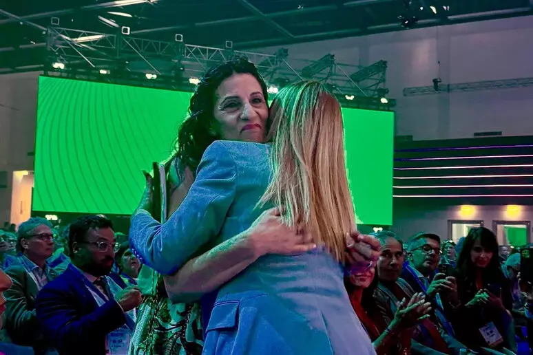 meloni al congresso della uil l8217abbraccio con la mamma di luana d8217orazio da Firenzepost.it meloni al congresso della uil l8217abbraccio con la mamma di luana d8217orazio