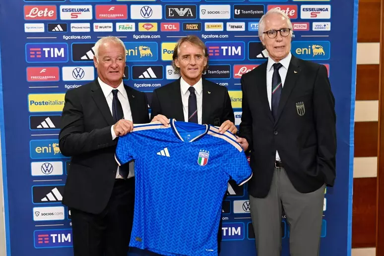 mancini si presenta la maglia azzurra 232 come la donna della vita l8217italia giocher224 bene i tifosi mi perdoneranno da Firenzepost.it mancini si presenta la maglia azzurra 232 come la donna della vita l8217italia giocher224 bene i tifosi mi perdoneranno