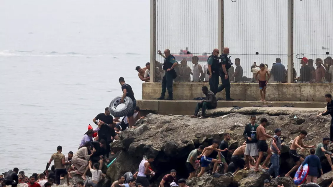migranti migliaia dal marocco raggiungono ceuta a nuoto l8217italia pensa di sospendere schengen per la spagna da Firenzepost.it migranti migliaia dal marocco raggiungono ceuta a nuoto l8217italia pensa di sospendere schengen per la spagna