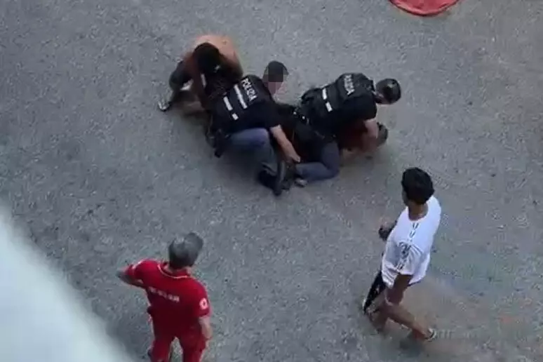 uomo ammanettato muore durante intervento della polizia a bologna la sorella voglio giustizia da Firenzepost.it uomo ammanettato muore durante intervento della polizia a bologna la sorella voglio giustizia