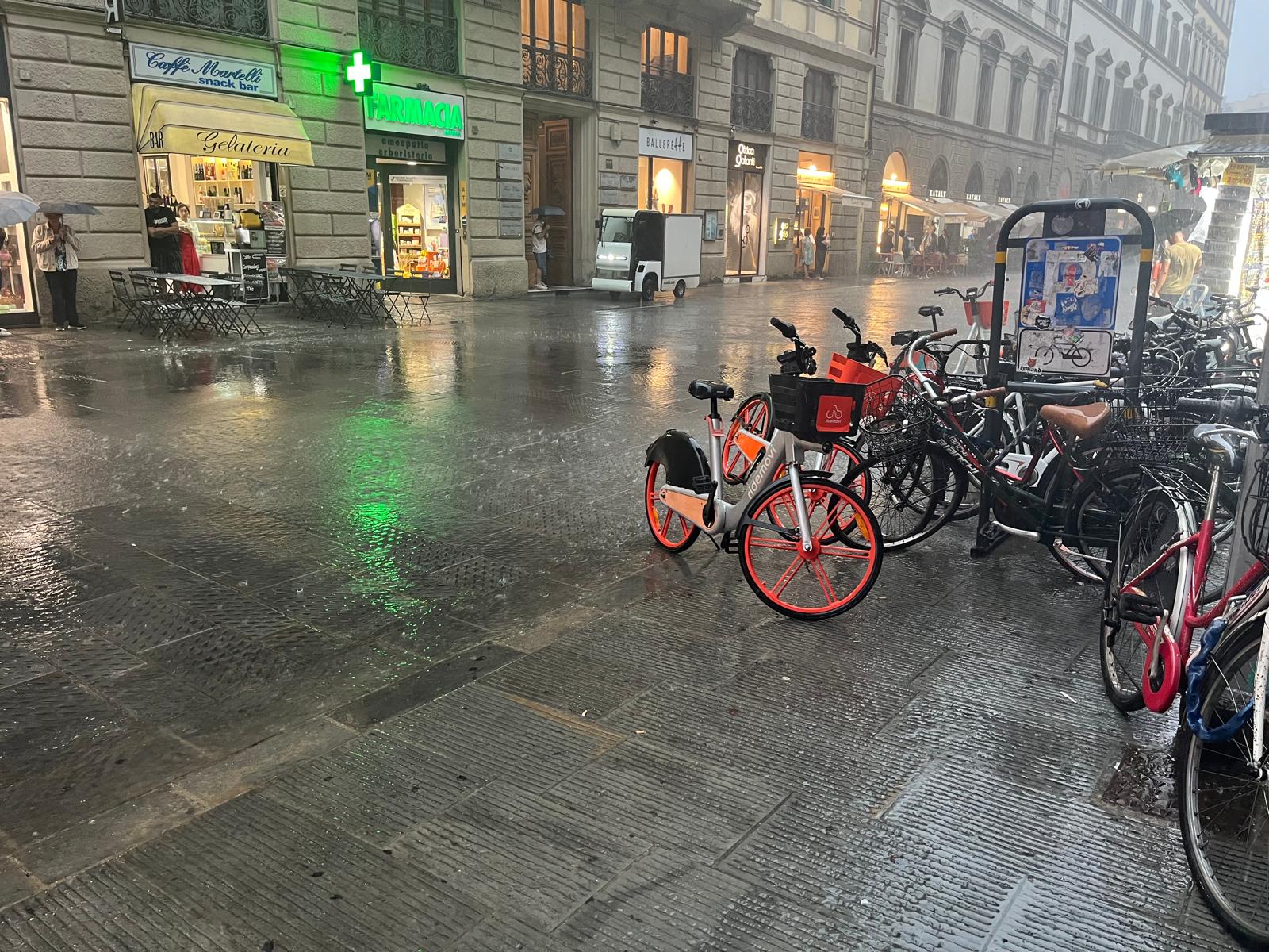nubifragio su firenze strade del centro allagate e tutti al buio per qualche minuto bomba d8217acqua a empoli foto da Firenzepost.it nubifragio su firenze strade del centro allagate e tutti al buio per qualche minuto bomba d8217acqua a empoli foto