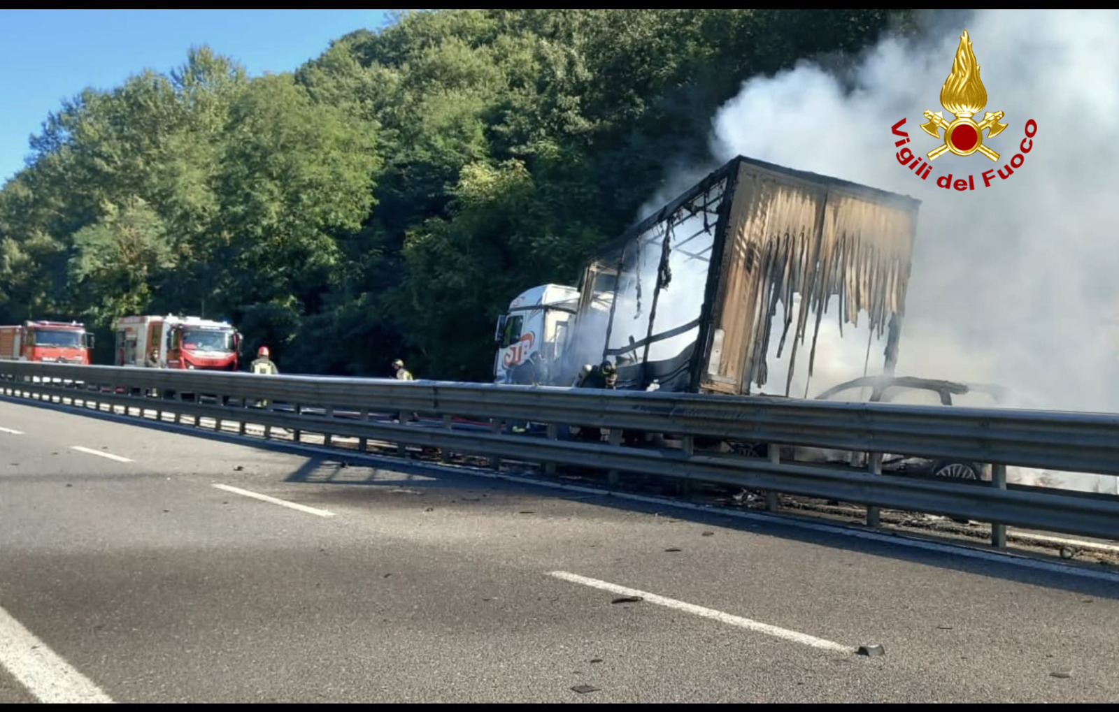siena bettolle incidente fra due tir e un8217auto scoppia incendio 4 feriti da Firenzepost.it siena bettolle incidente fra due tir e un8217auto scoppia incendio 4 feriti